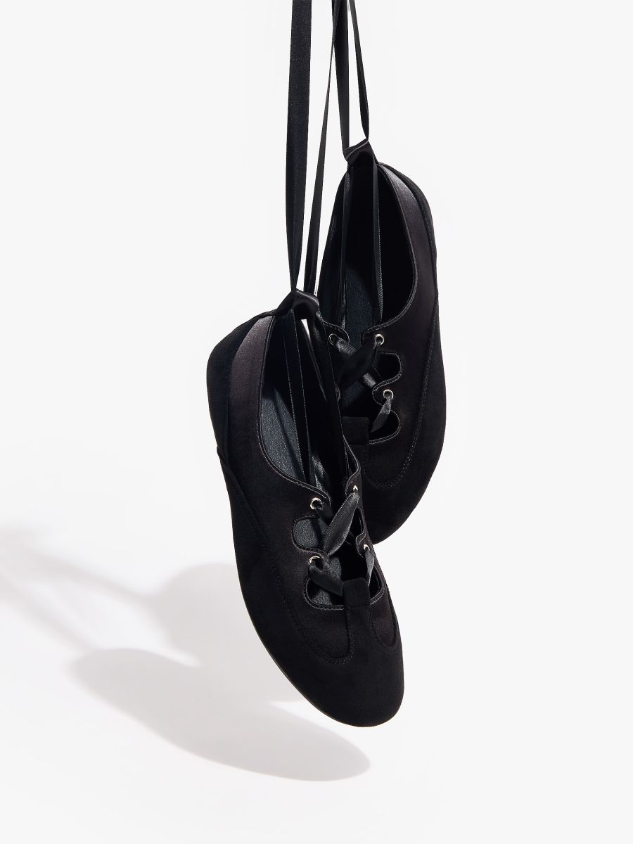 Baleriny z wiązaniem - czarny - MOHITO