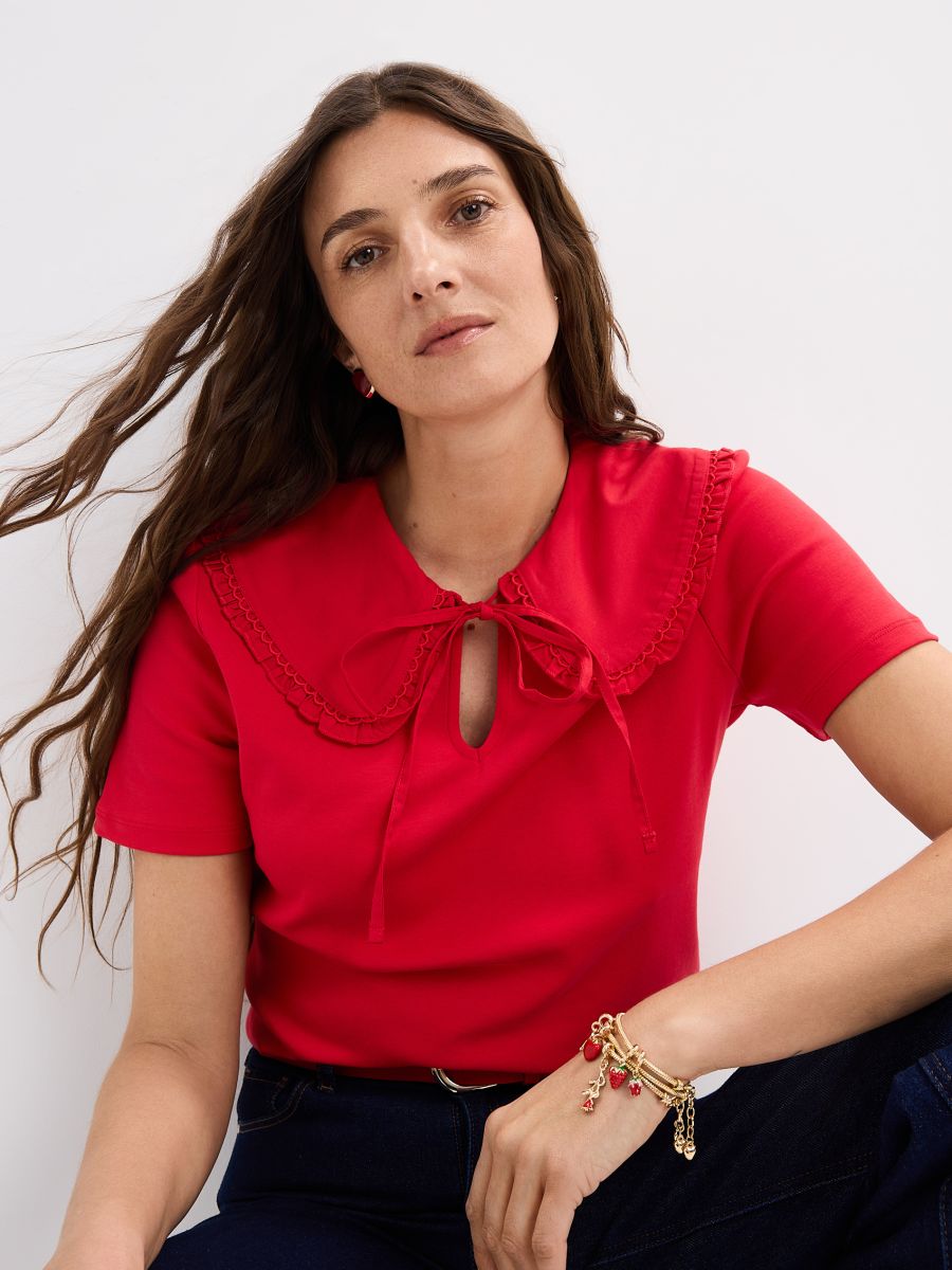 Bluza s ukrasnim ovratnikom