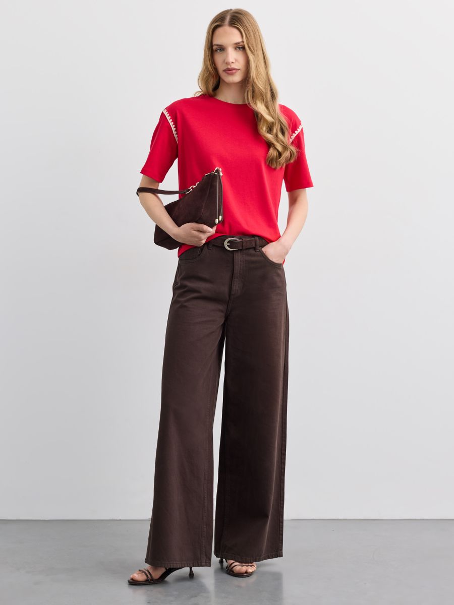 T-shirt z ozdobnym haftem - czerwony - MOHITO