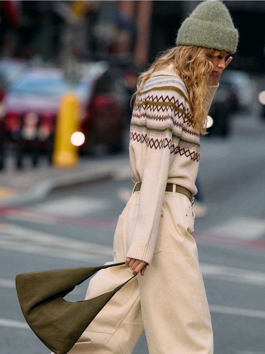 Sweter ze wzorem - kremowy - MOHITO