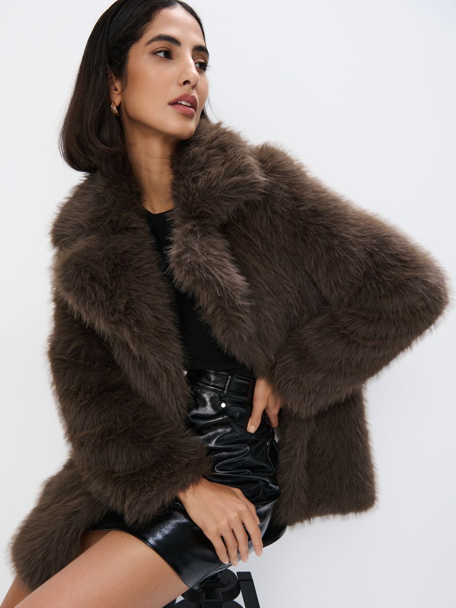 Sztuczne futerko oversize - brązowy - MOHITO