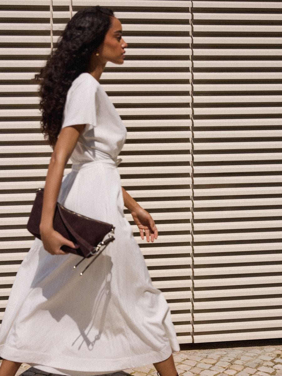 Rozkloszowana sukienka midi - biały - MOHITO