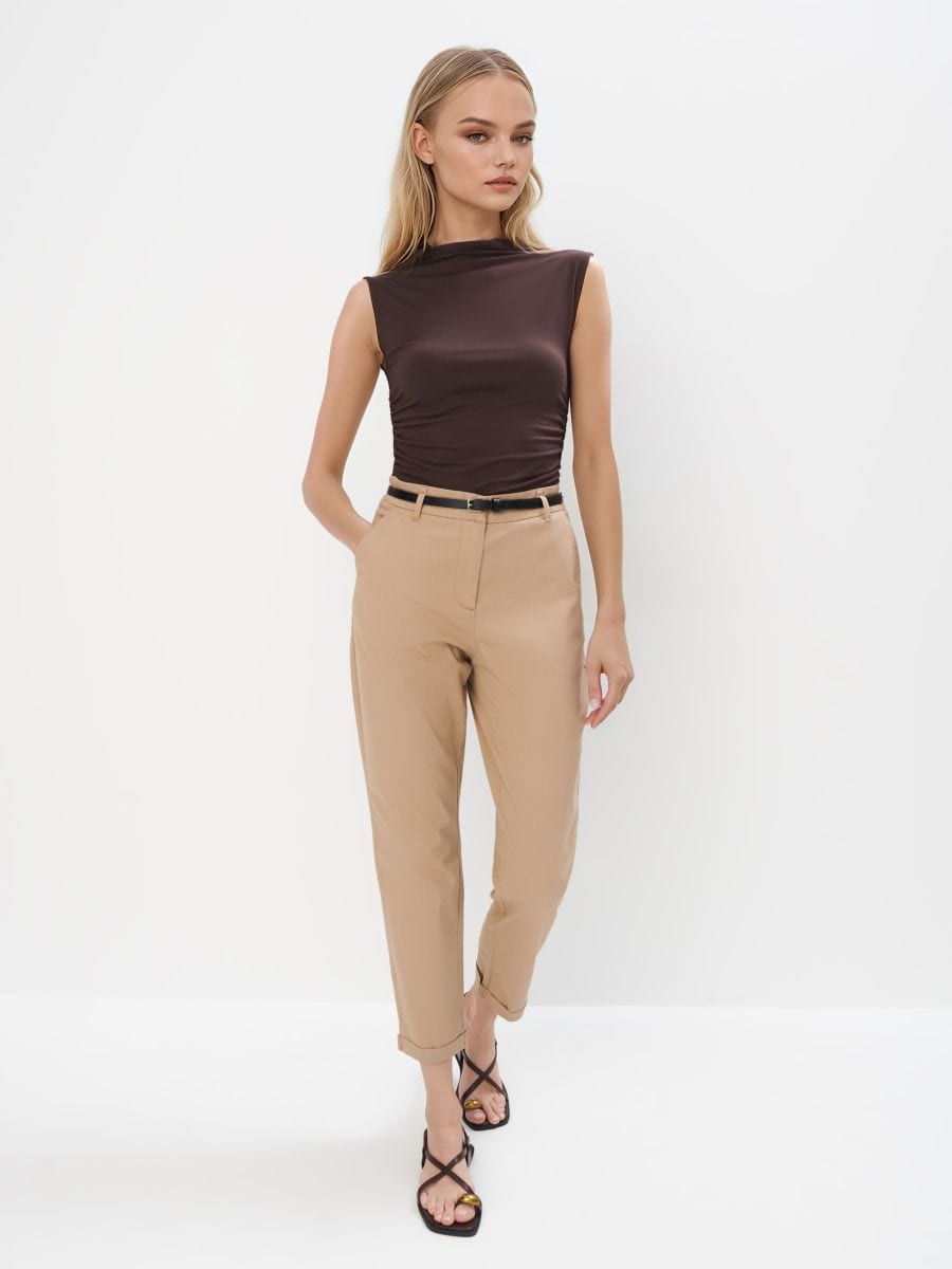 Beżowe spodnie chino z paskiem - brązowy - MOHITO