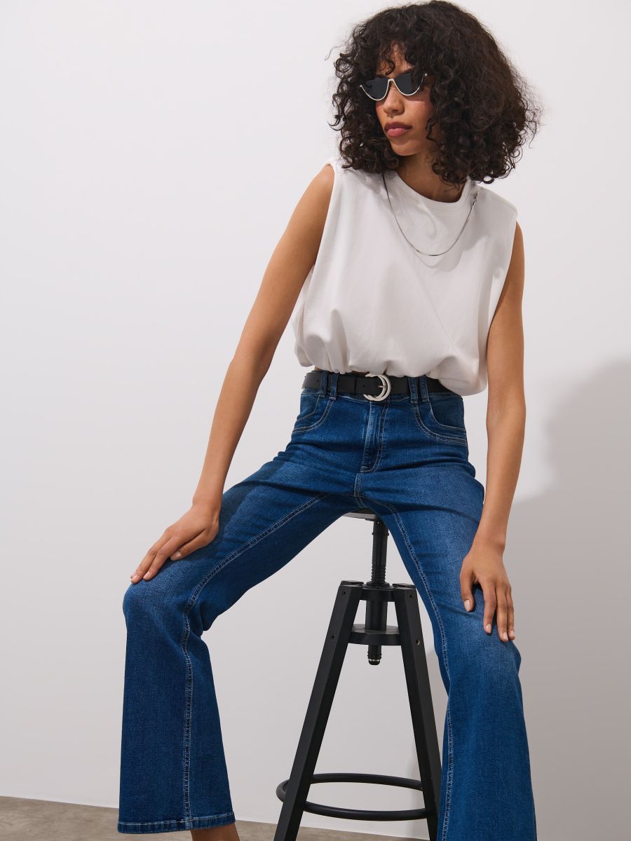 Top z ozdobnym łańcuszkiem - biały - MOHITO