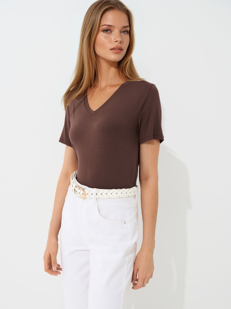 Czekoladowy t-shirt z dekoltem V Czekoladowy t-shirt z dekoltem V - brązowy - MOHITO