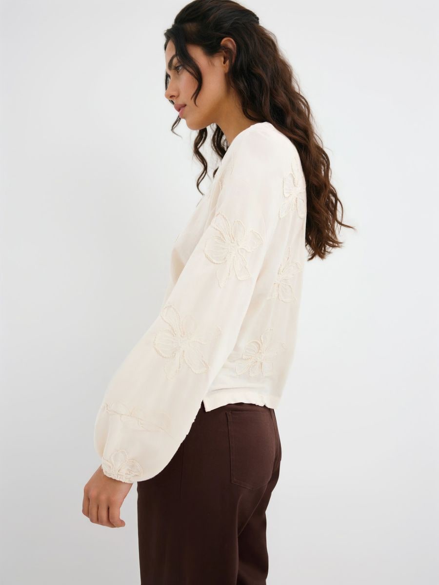 Bluzka z ozdobnymi haftami - beżowy - MOHITO