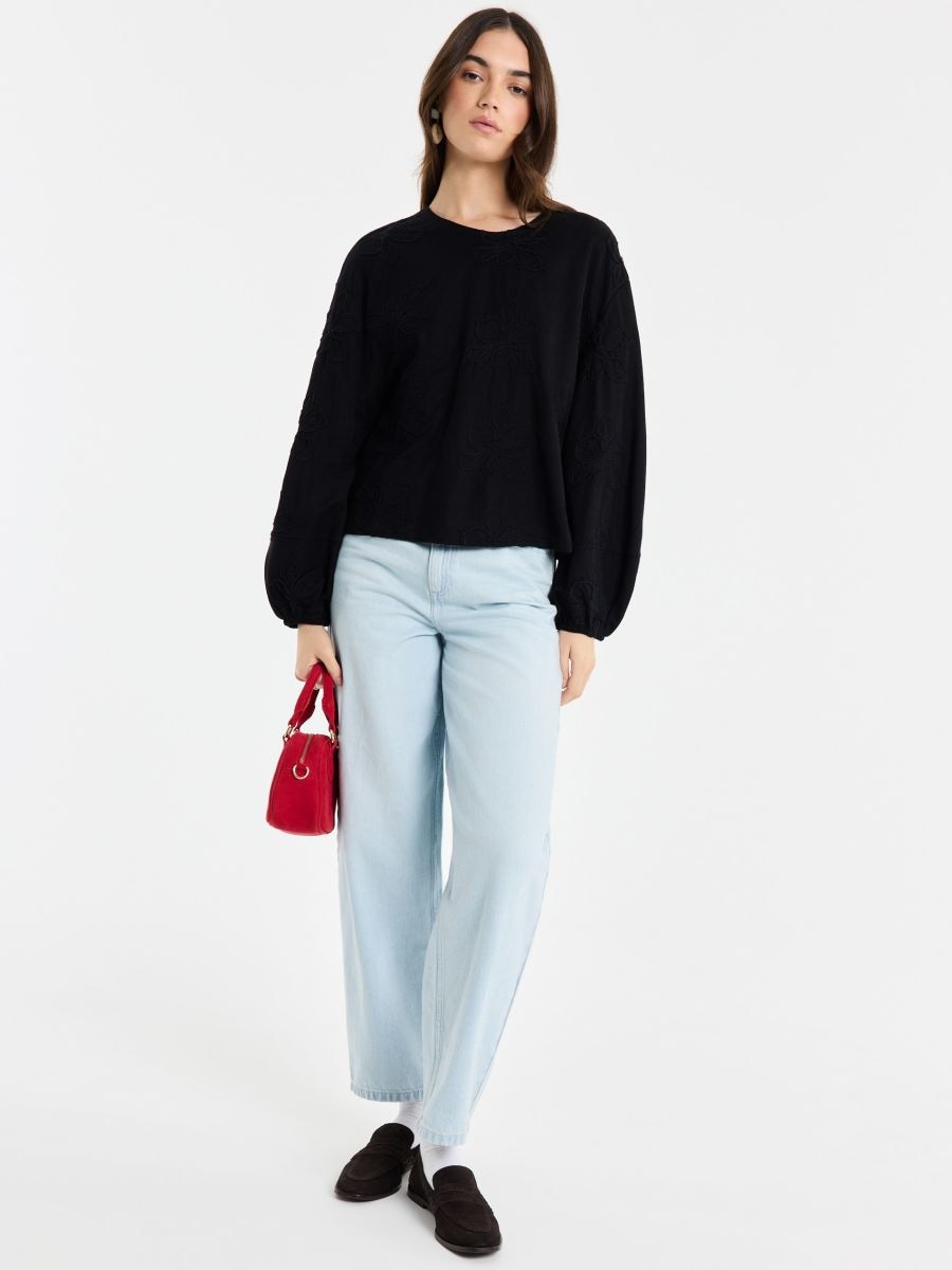 Czarna bluzka z ozdobnymi haftami Czarna bluzka z ozdobnymi haftami - czarny - MOHITO