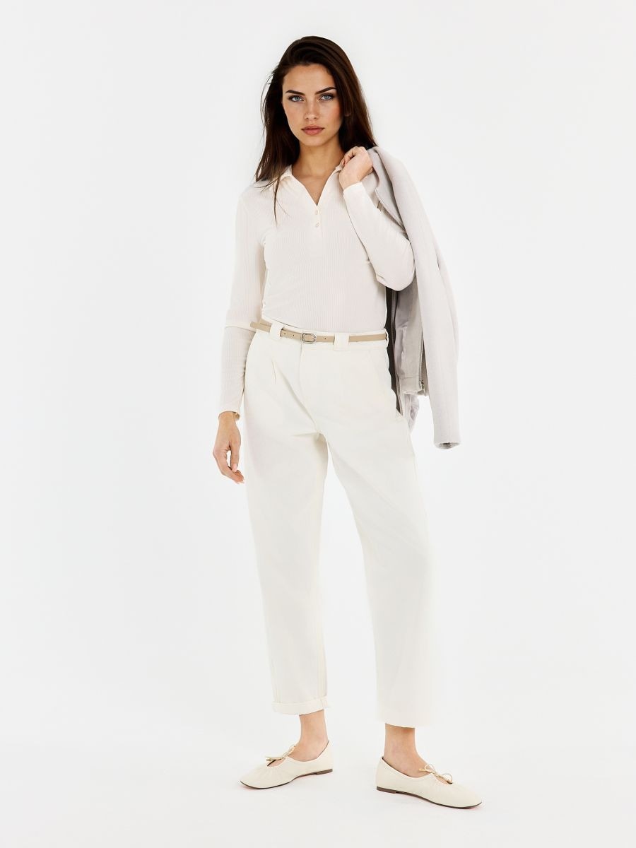 Jeansy chino slim z paskiem Jeansy chino slim z paskiem - kremowy - MOHITO