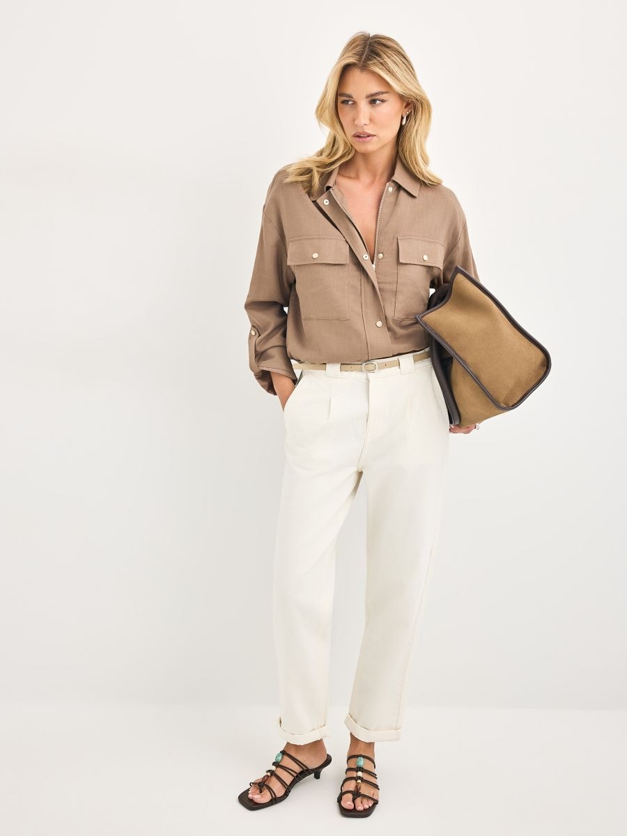 Jeansy chino slim z paskiem - kremowy - MOHITO