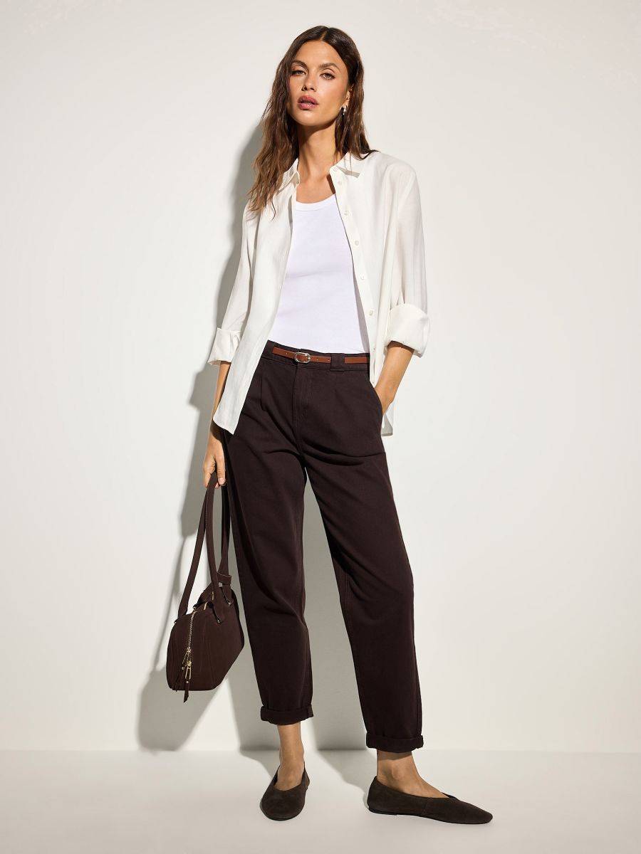 Jeansy chino slim z paskiem Jeansy chino slim z paskiem - ciemnobrązowy - MOHITO