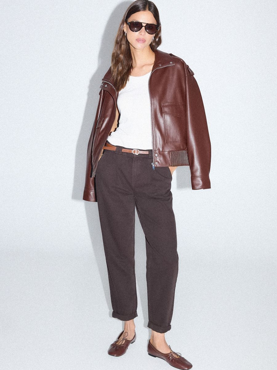 Jeansy chino slim z paskiem - ciemnobrązowy - MOHITO