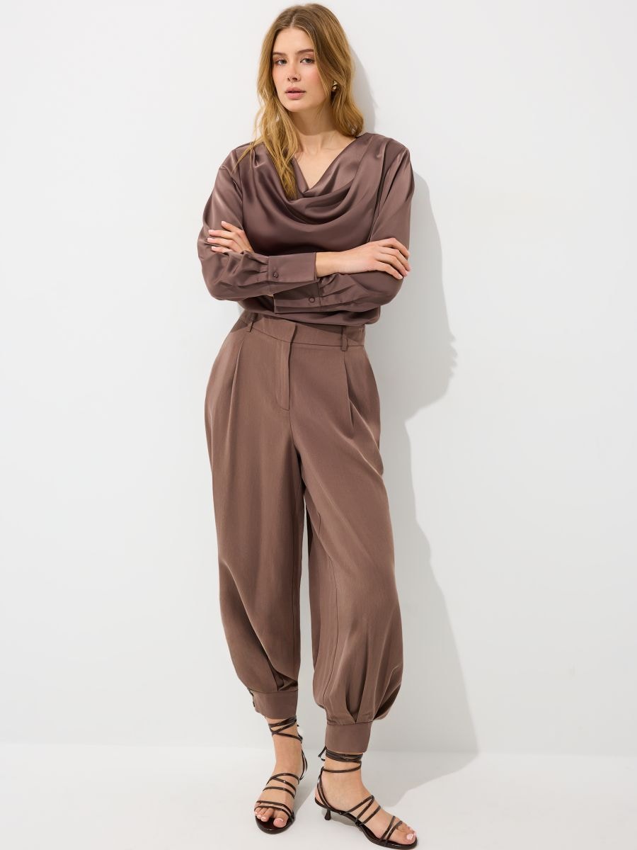 Spodnie slouchy z lyocellu - brązowy - MOHITO