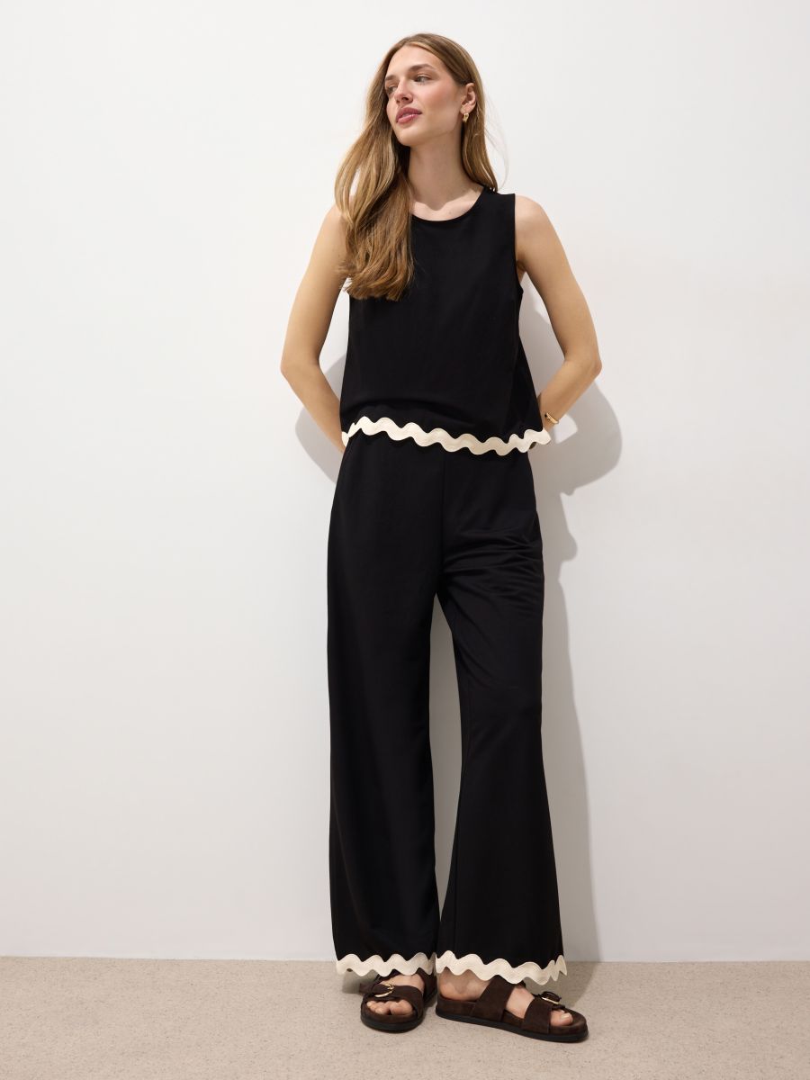 Top na szerokich ramiączkach Top na szerokich ramiączkach - czarny - MOHITO