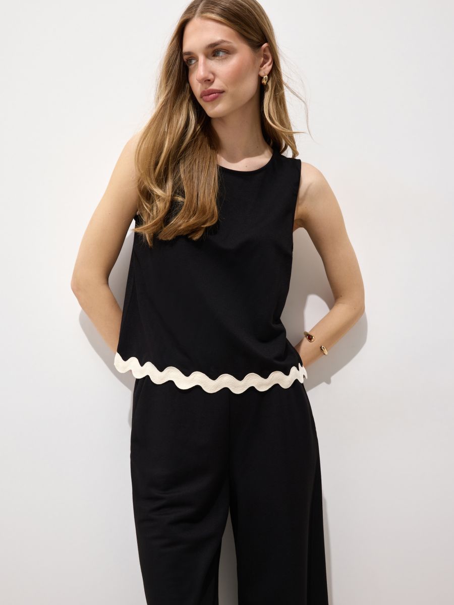 Топ на широких бретельках