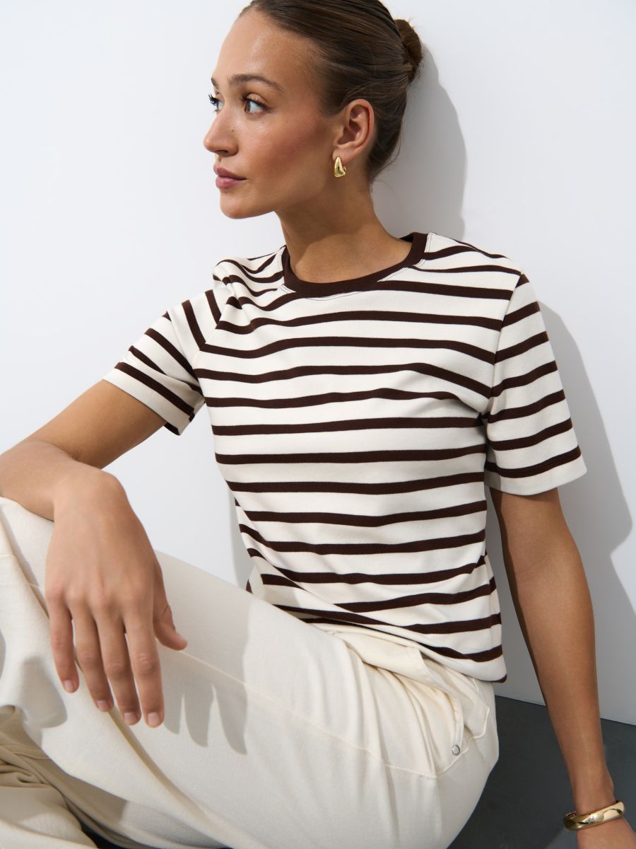 T-shirt z merceryzowanej bawełny T-shirt z merceryzowanej bawełny - kremowy - MOHITO