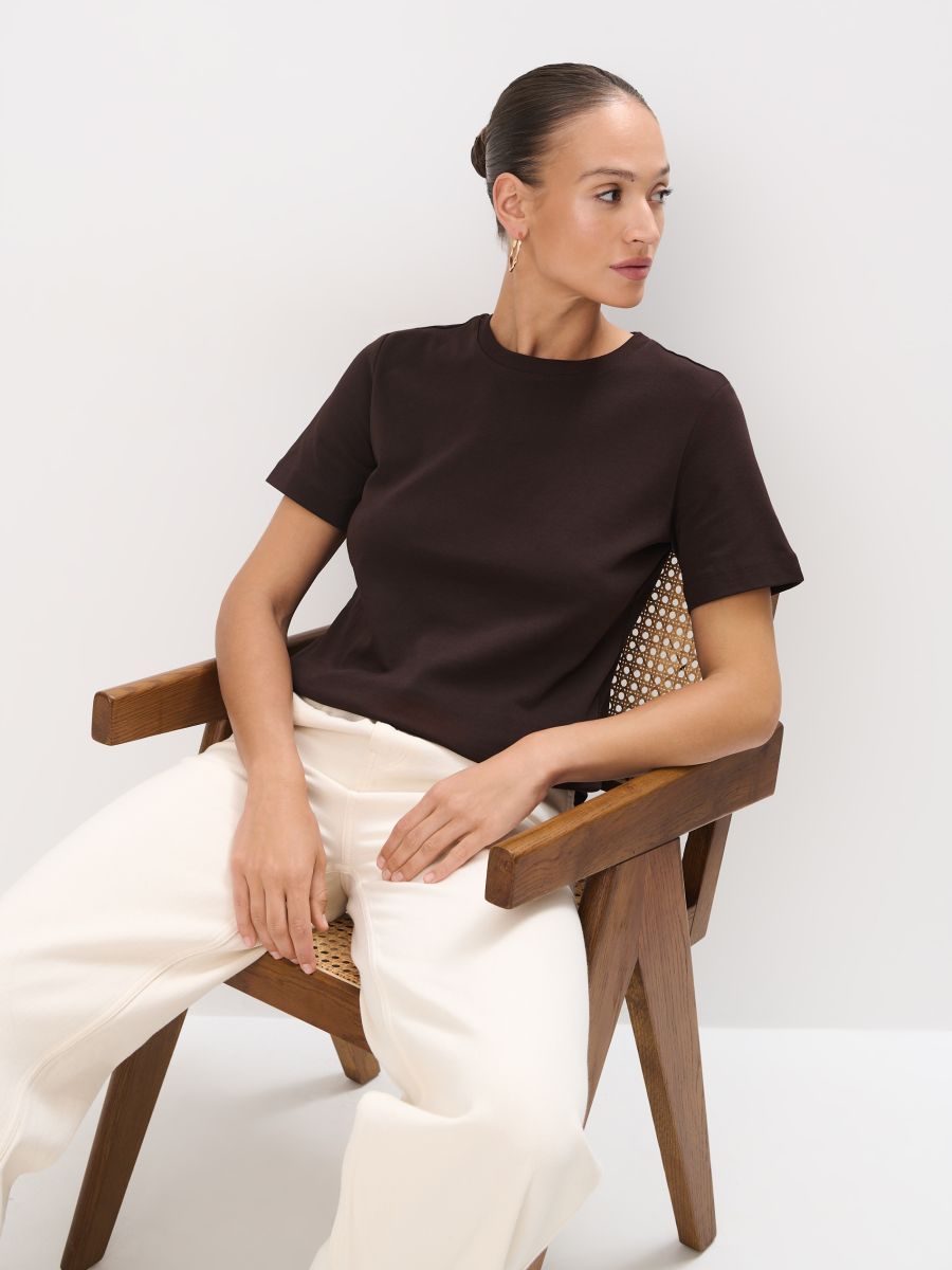 Czekoladowy t-shirt z merceryzowanej bawełny Czekoladowy t-shirt z merceryzowanej bawełny - ciemnobrązowy - MOHITO