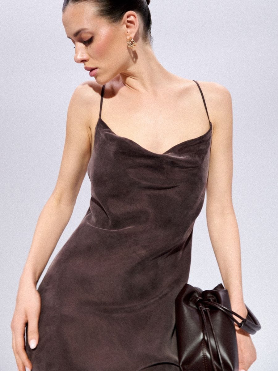 Rochie maxi cu bretele - Maro închis - MOHITO