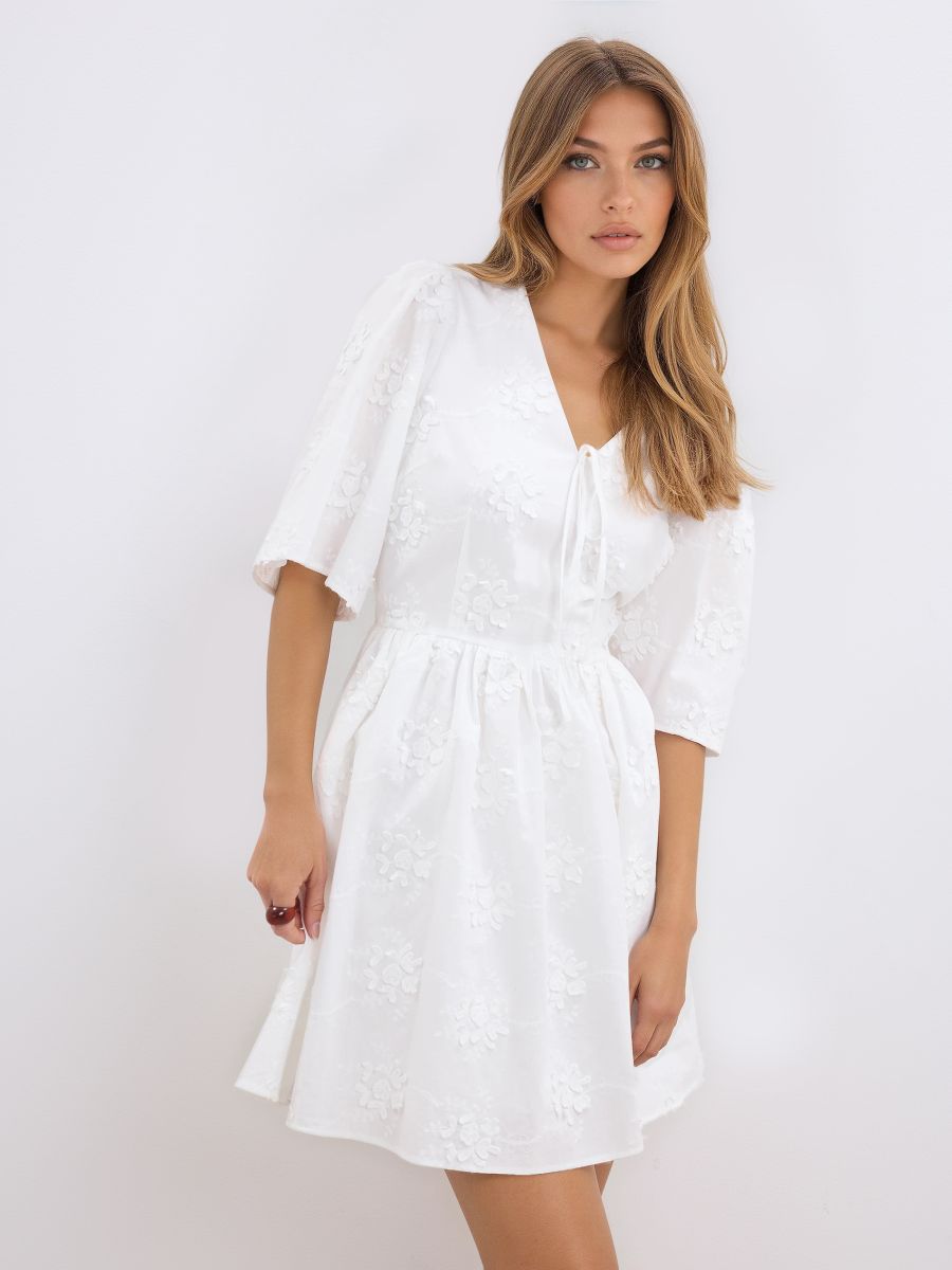 Sukienka mini z haftem Sukienka mini z haftem - biały - MOHITO