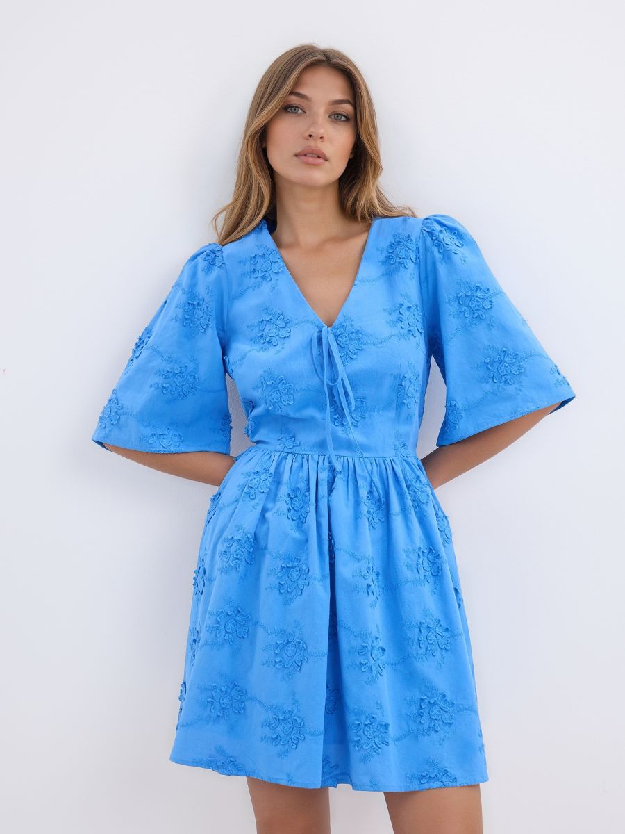 Sukienka mini z haftem Sukienka mini z haftem - niebieski - MOHITO