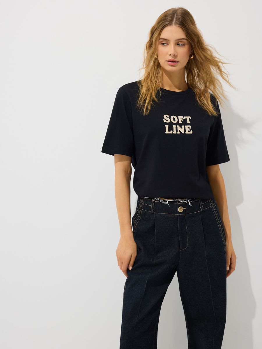 Bawełniany t-shirt z aplikacją Bawełniany t-shirt z aplikacją - czarny - MOHITO