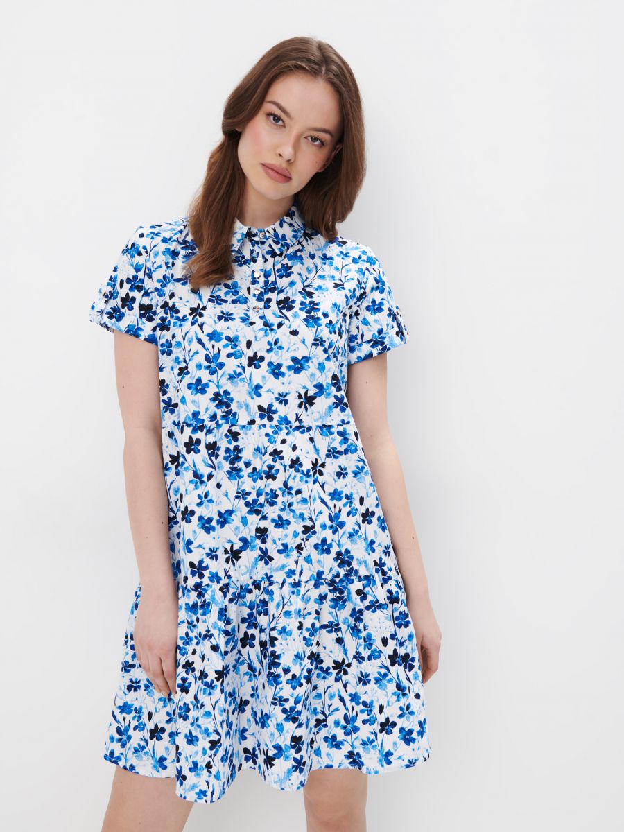Trapezowa sukienka mini w kwiaty - niebieski - MOHITO