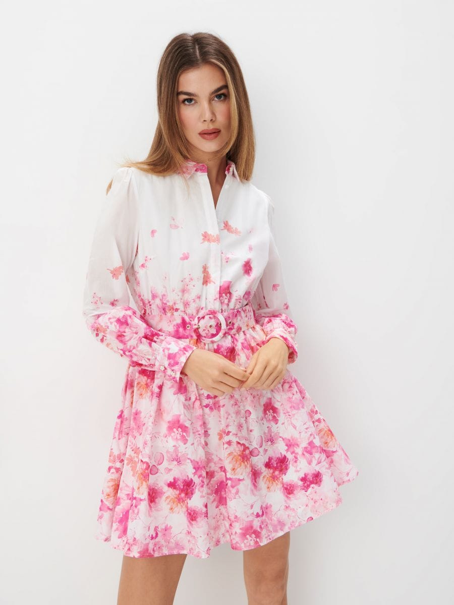 Koszulowa sukienka mini w kwiaty - pastelowy różowy - MOHITO