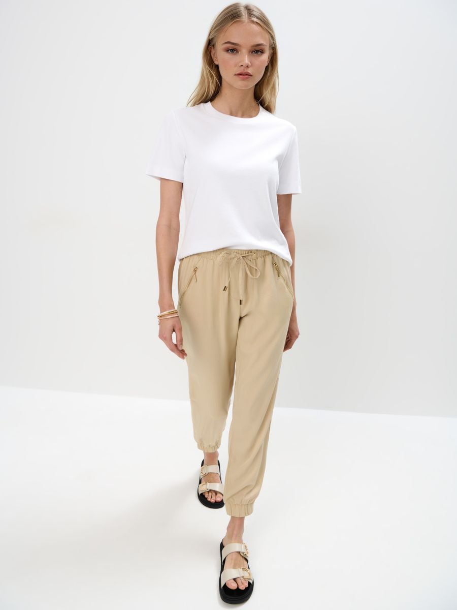 Beżowe spodnie joggery - beżowy - MOHITO