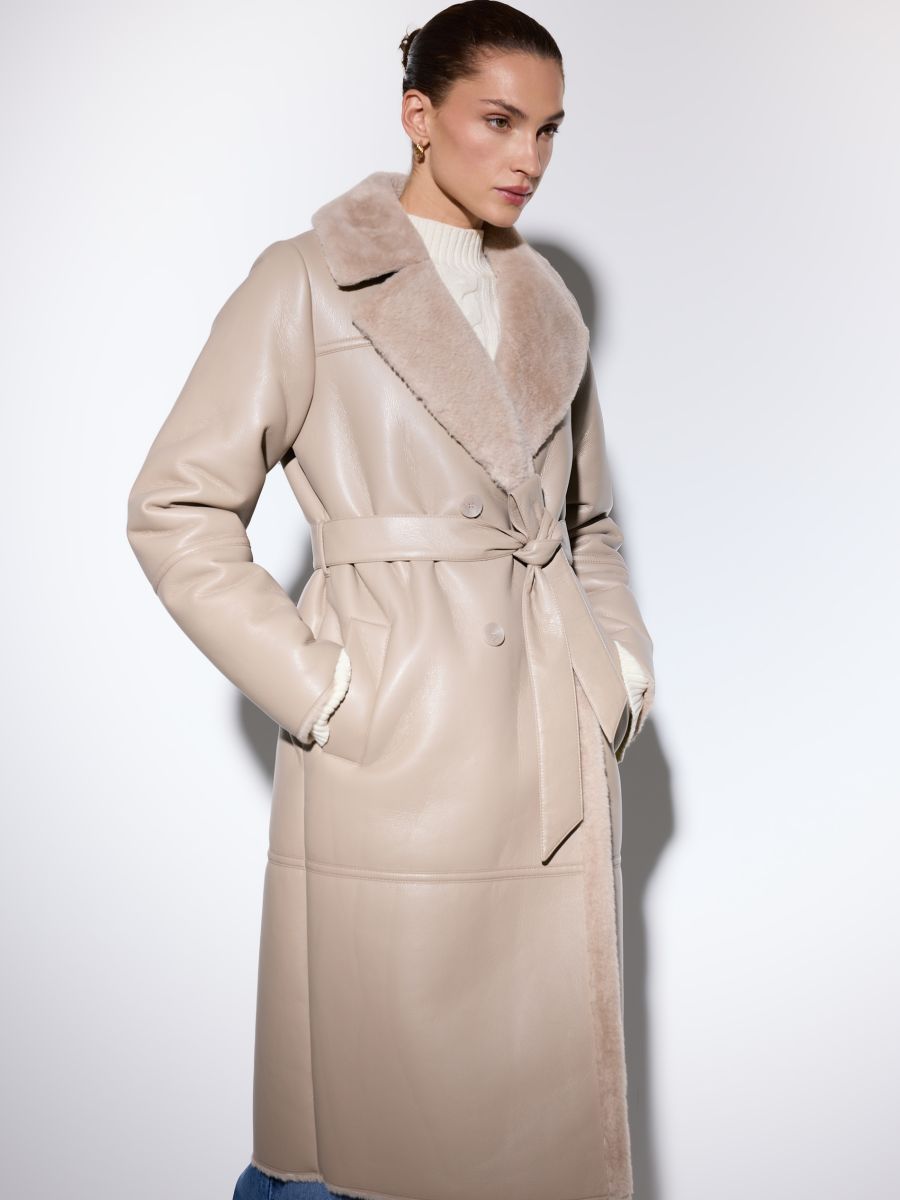 Beżowy płaszcz z imitacji skóry - beżowy - MOHITO