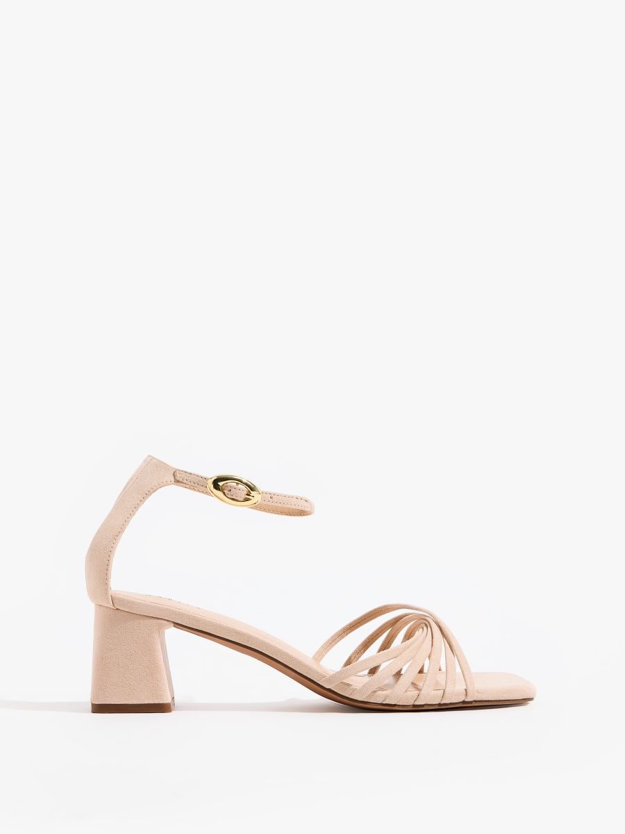 Sandały na słupku - beżowy - MOHITO