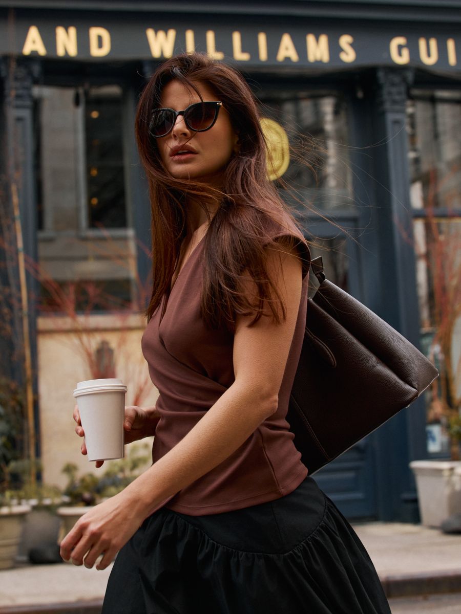 Brązowa bluzka z drapowaniem Brązowa bluzka z drapowaniem - brązowy - MOHITO