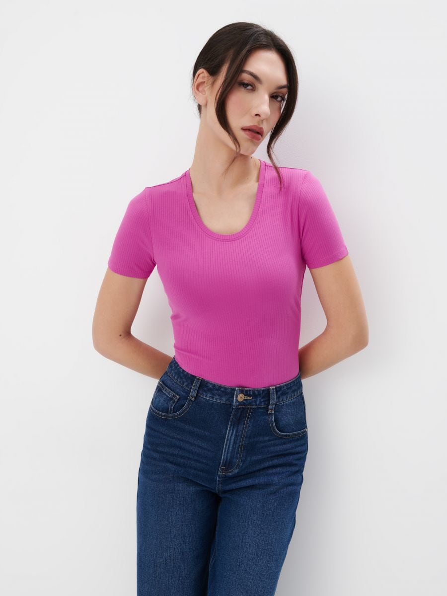 Różowy t-shirt w prążki - fuksjowy - MOHITO