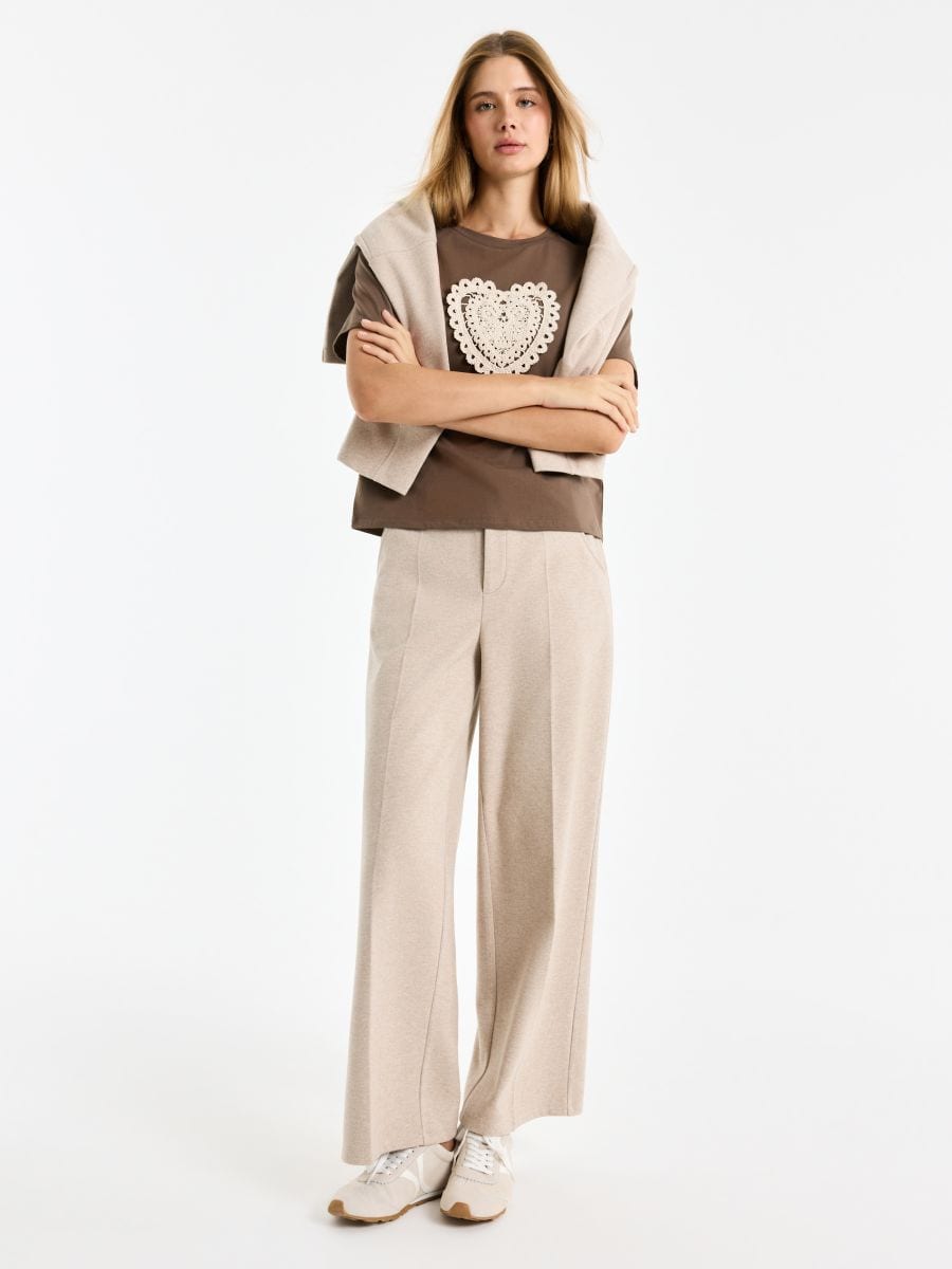 T-shirt z haftem - brązowy - MOHITO