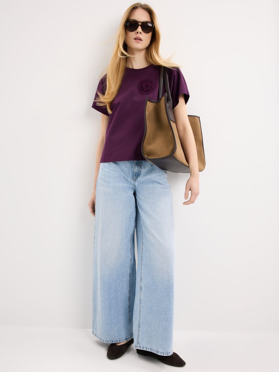 T-shirt z kwiatową aplikacją - ciemny fiolet - MOHITO