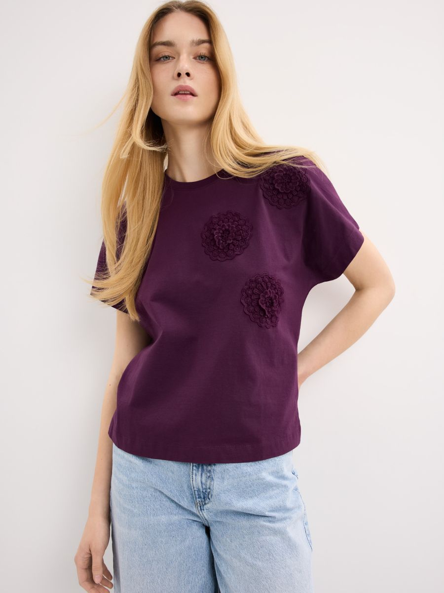 T-shirt z kwiatową aplikacją