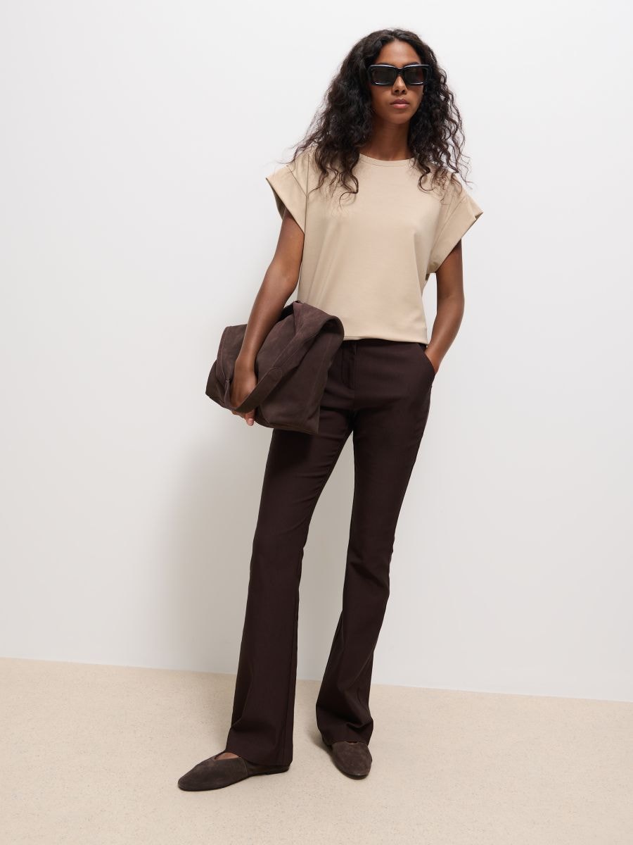 Ciemnobrązowe spodnie z rozszerzaną nogawką - ciemnobrązowy - MOHITO