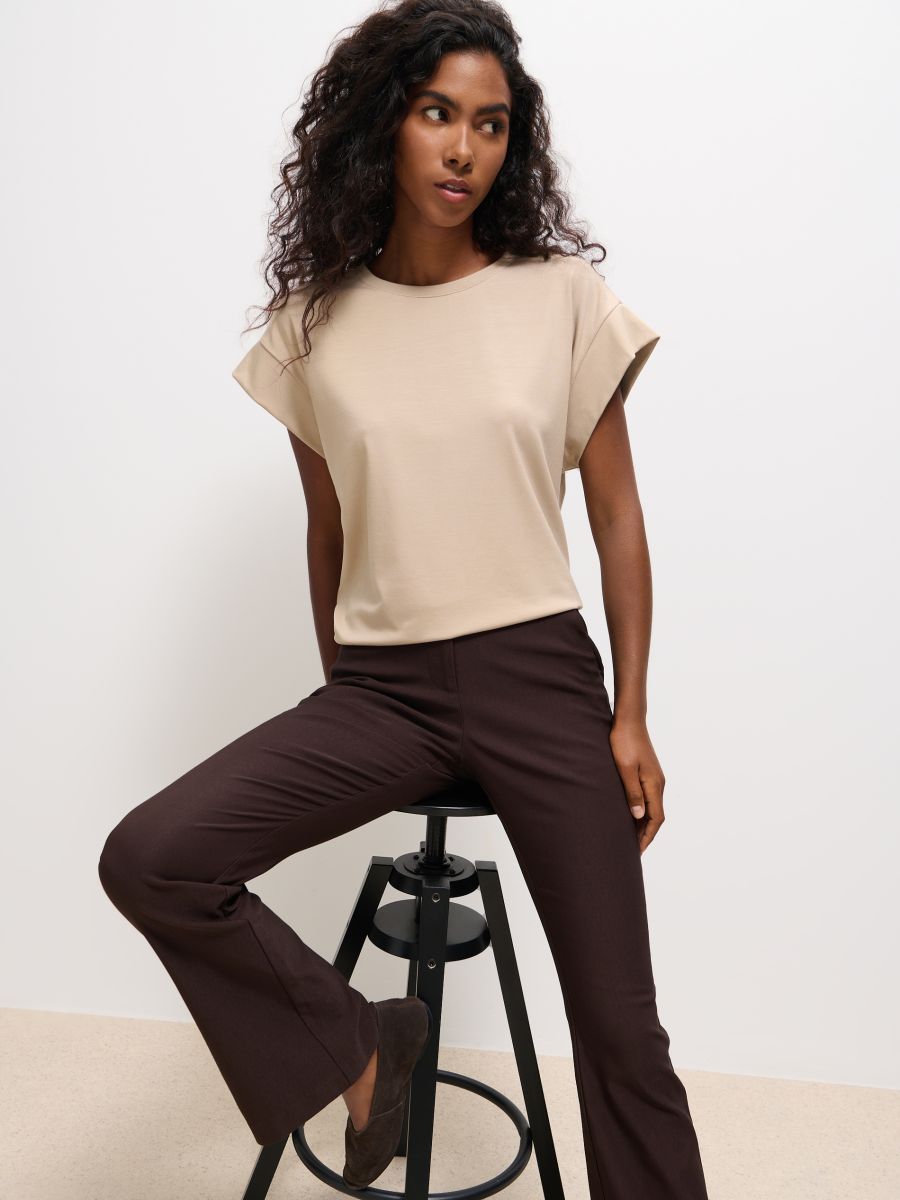 Ciemnobrązowe spodnie z rozszerzaną nogawką - ciemnobrązowy - MOHITO