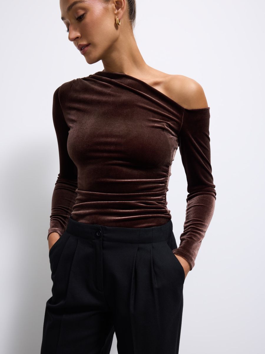 Welurowa brązowa bluzka Welurowa brązowa bluzka - brązowy - MOHITO