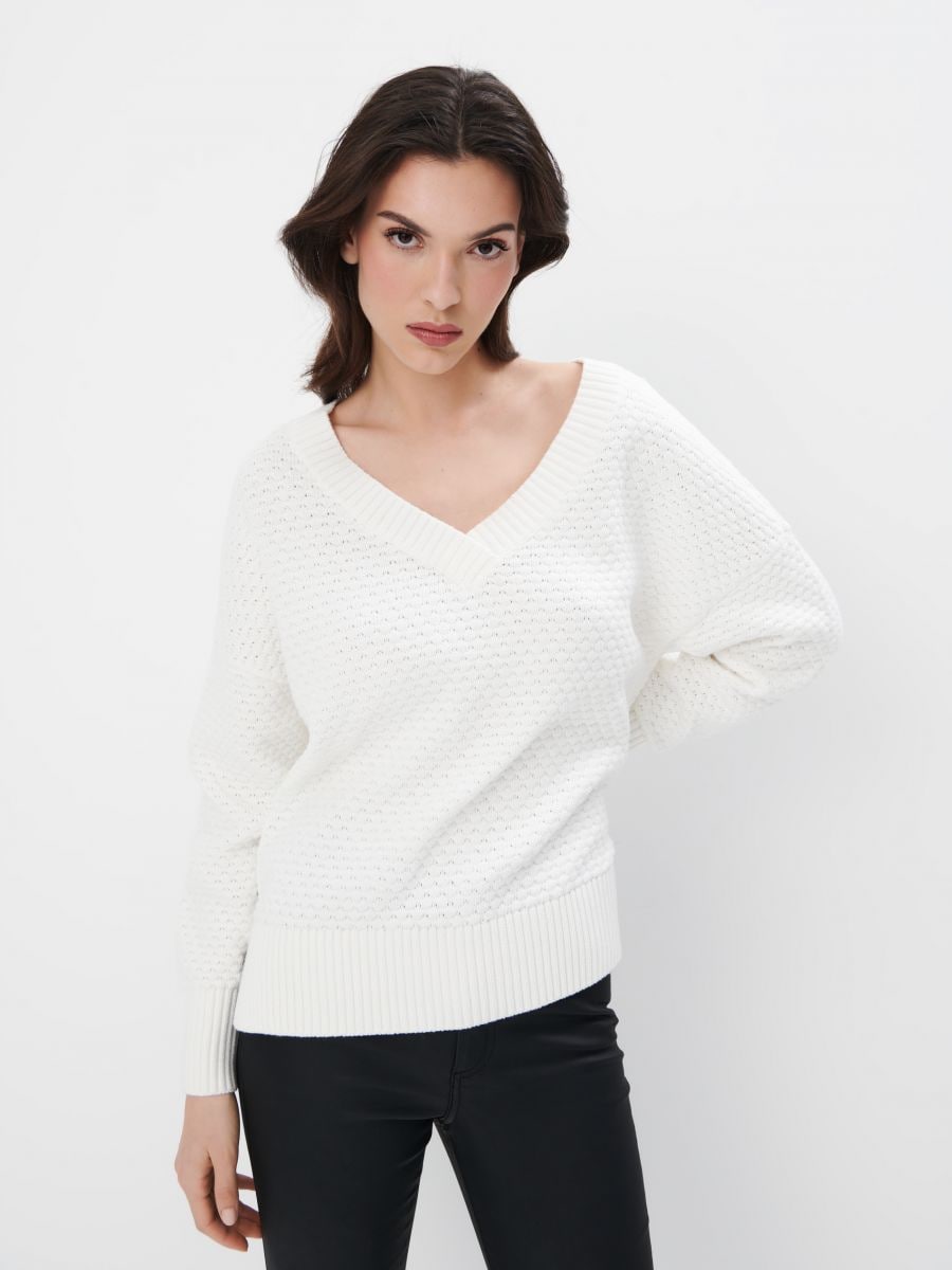 Sweter z dekoltem V - biały - MOHITO