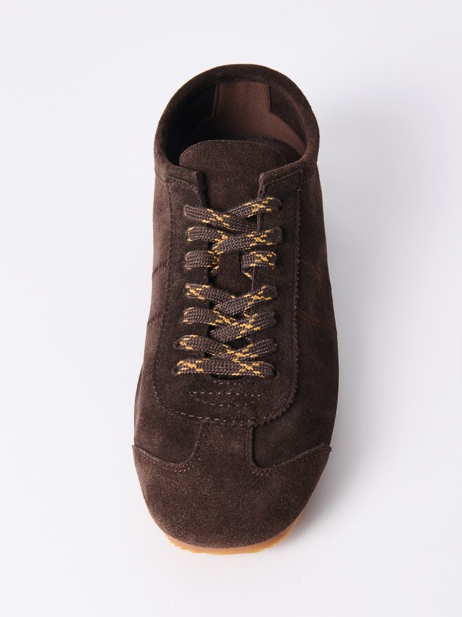 Skórzane sneakersy - ciemnobrązowy - MOHITO