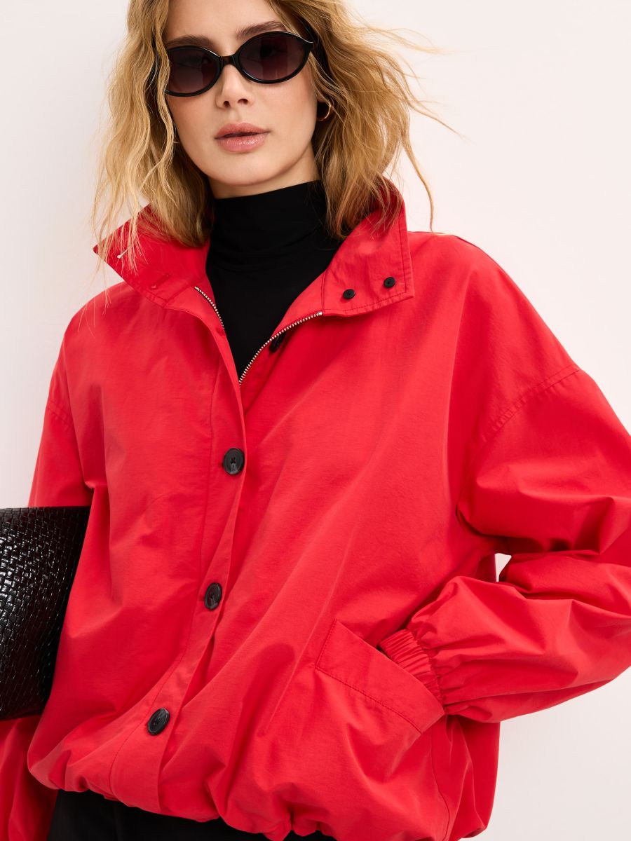 Czerwona kurtka z wysokim kołnierzem - czerwony - MOHITO