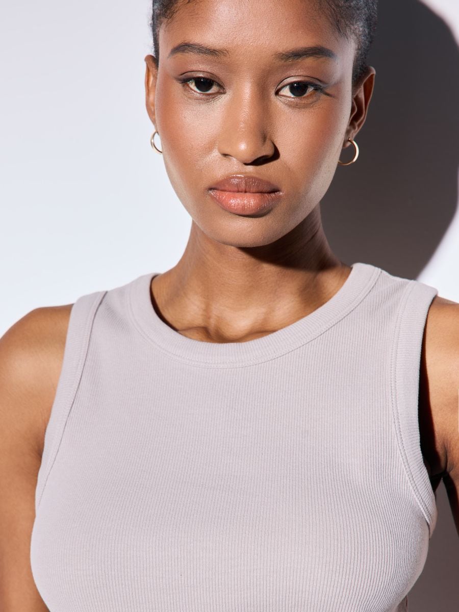 Prążkowany top - beżowy - MOHITO