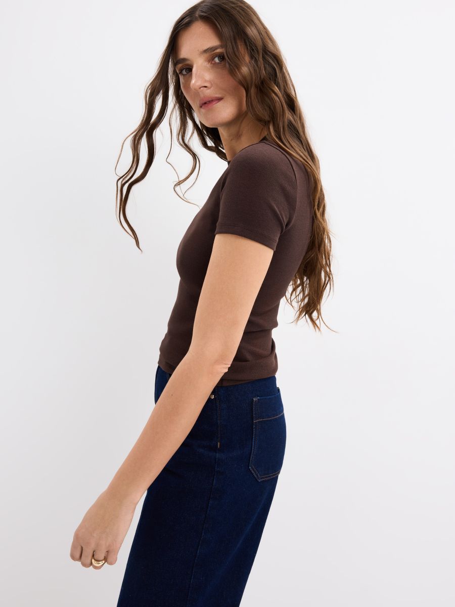 Brązowy t-shirt z krótkim rękawem - brązowy - MOHITO