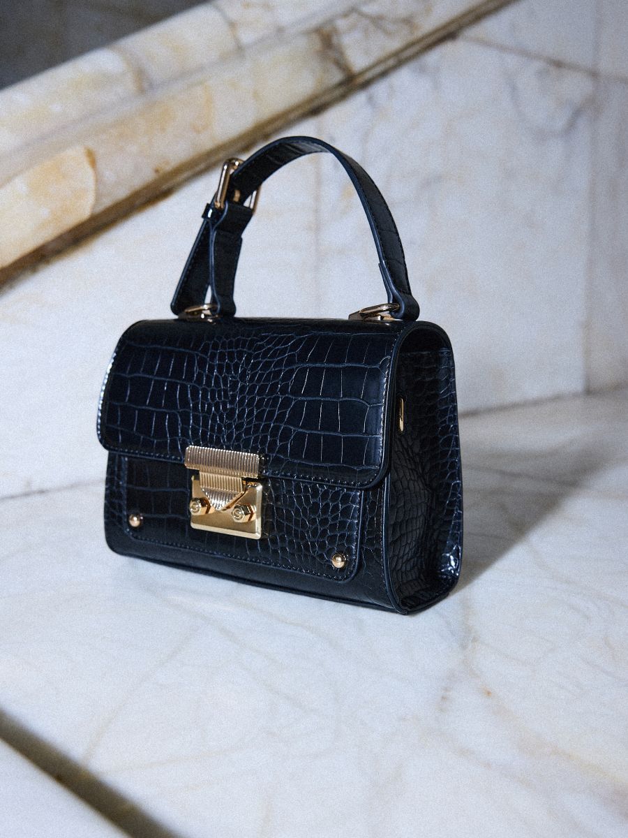 Czarna torebka z paskiem na ramię - czarny - MOHITO