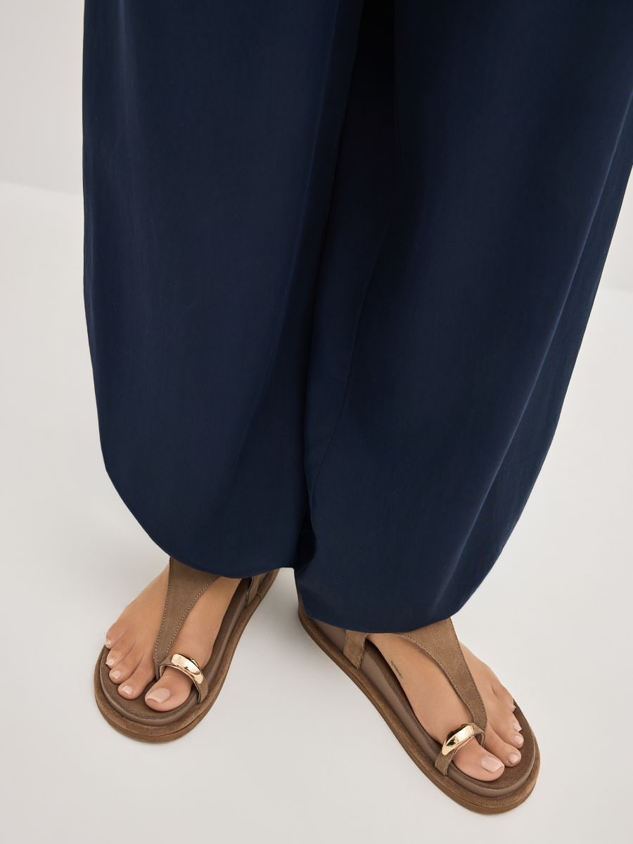 Skórzane japonki - beżowy - MOHITO