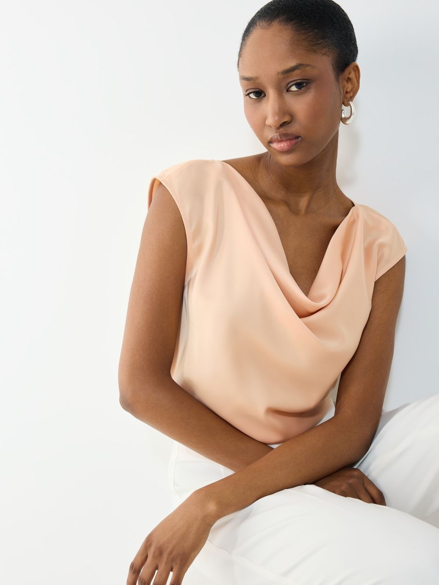 Brzoskwiniowa satynowa bluzka