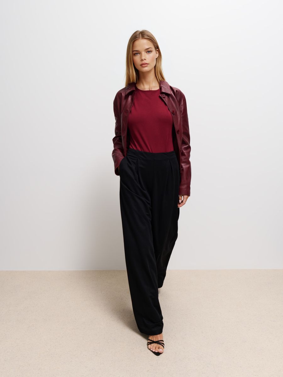 Laia sääreosaga püksid