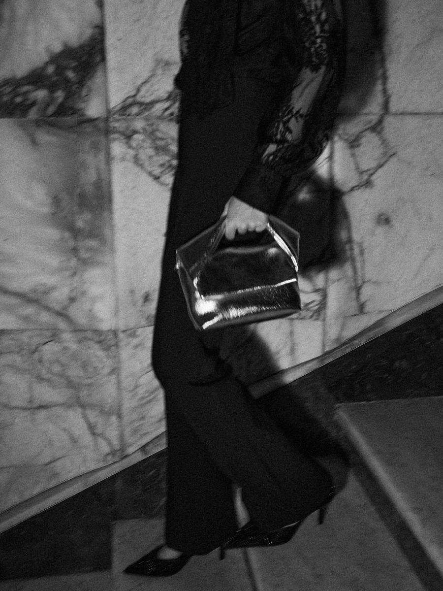 Złota torebka z łańcuszkiem - złoty - MOHITO