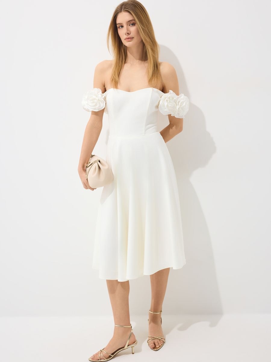 Sukienka midi z odkrytymi ramionami - kremowy - MOHITO