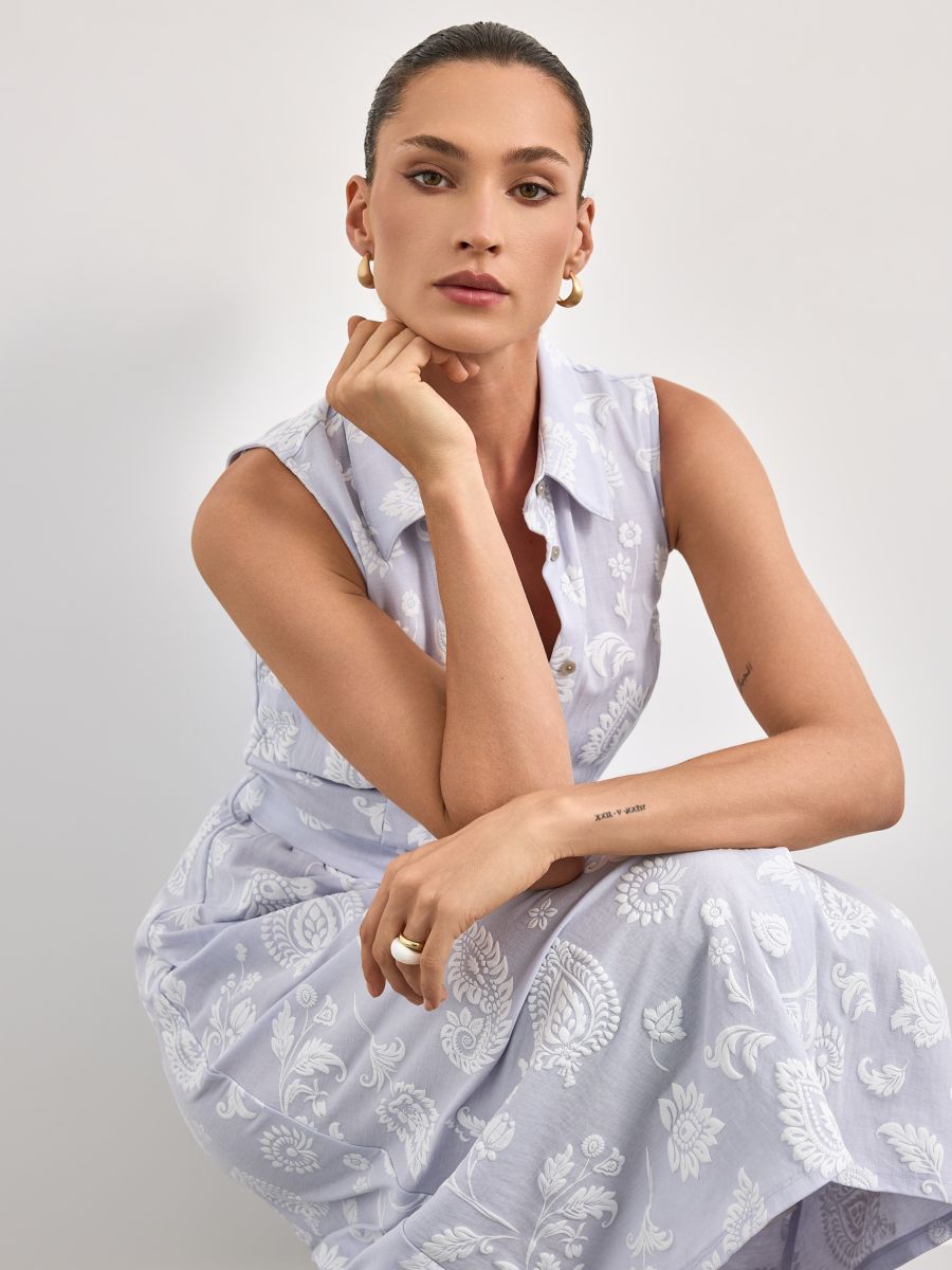 Koszulowa sukienka midi z haftem - fioletowy - MOHITO