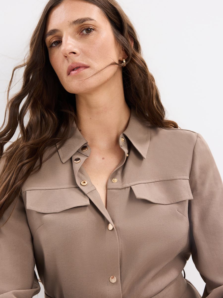 Koszulowa sukienka midi - brązowy - MOHITO